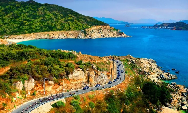 Vịnh Vĩnh Hy được đánh giá là một trong bốn vùng vịnh đẹp nhất Việt Nam