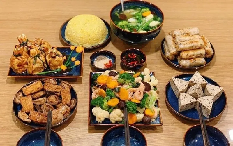 Mâm cơm cúng chay ngày lễ Vu Lan (Nguồn: Internet)